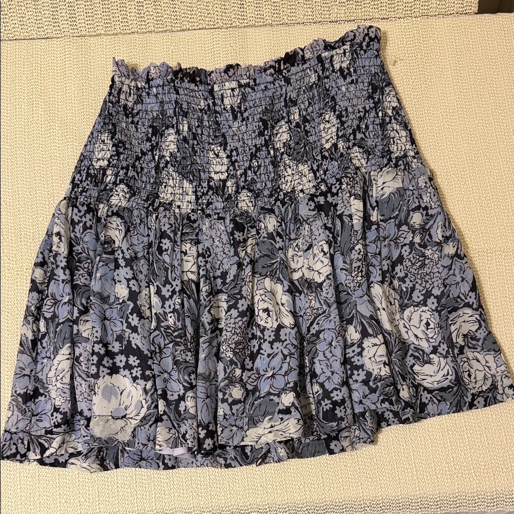 GANNI Blue Floral Georgette
Smocked Pull on Lined Mini Skirt
Size 36 - Picture 4 of 11